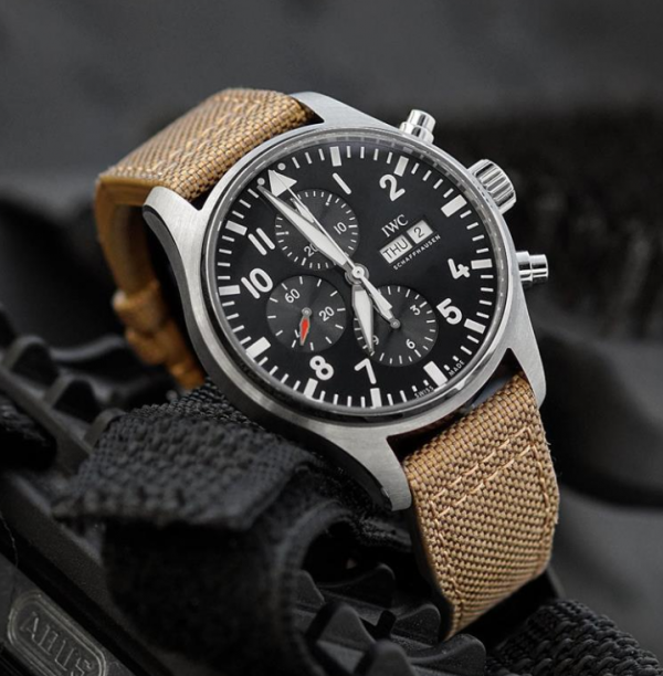 Jam Aviator dengan tali kanvas